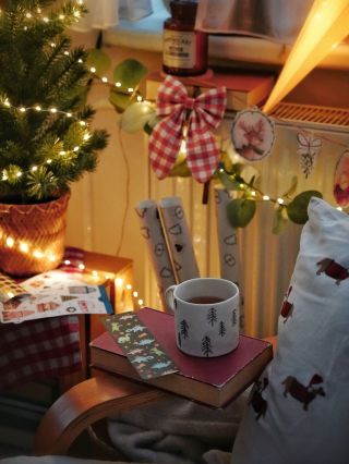 13 tipů na drobné dárky 🎁 které vybírá Míša: 1. Samolepka Nežer to cukroví - máme i jako magnetku a věřte, že pobaví...